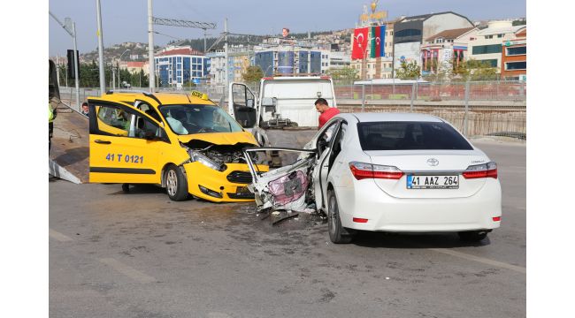 Kocaeli’de ticari taksi ile otomobil çarpıştı