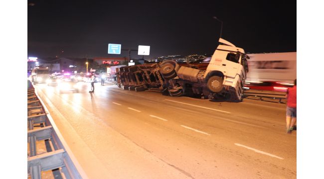 Kocaeli'de tır bariyerlere devrildi: 1 yaralı