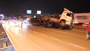 Kocaeli'de tır bariyerlere devrildi: 1 yaralı