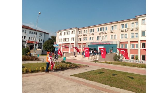 Körfez’de sokaklar ay-yıldızla süslendi