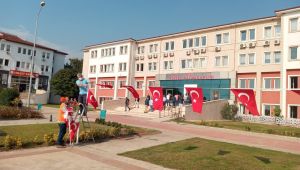 Körfez’de sokaklar ay-yıldızla süslendi