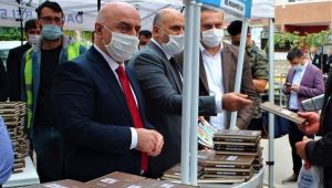 Peygamberimizin hayatını anlatan kitaplar dağıttılar