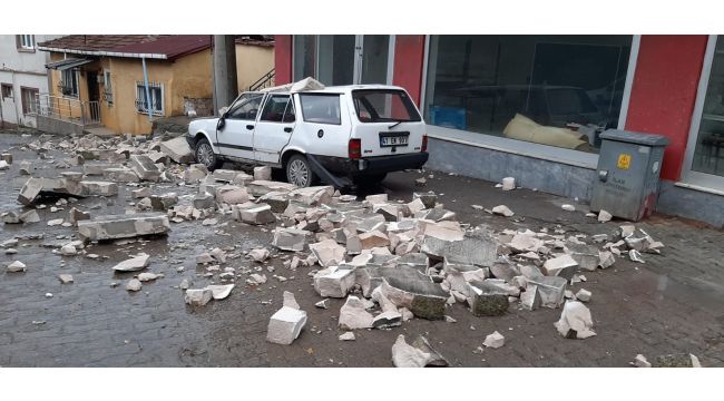 Rüzgar, Dilovası’nda binanın duvarını yıktı