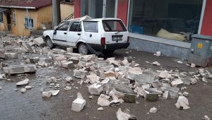Rüzgar, Dilovası’nda binanın duvarını yıktı