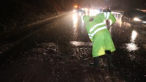 TEM Otoyolu’nda kayan toprak trafiği felç etti