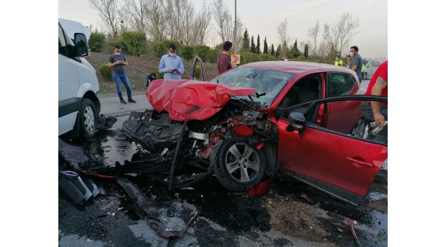 Ters yönden giden minibüs, otomobille çarpıştı
