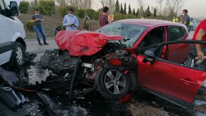 Ters yönden giden minibüs, otomobille çarpıştı