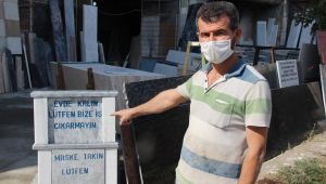 Yaptığı mezar taşları ile koronaya karşı böyle uyardı