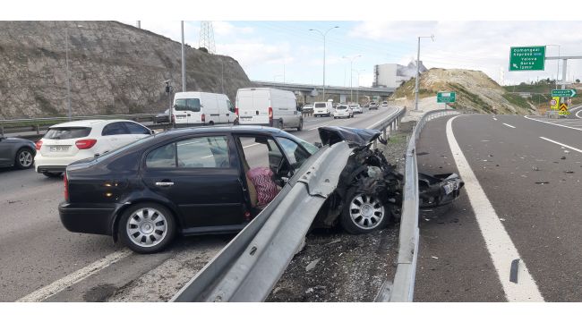 Dilovası TEM’de otomobil bariyerlere saplandı