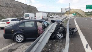 Dilovası TEM’de otomobil bariyerlere saplandı