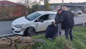 Gebze’de minibüs ile otomobil çarpıştı