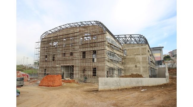 Gebze’deki yüzme havuzunun çatı imalatı sürüyor