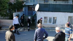 İşe gelmeyen arkadaşlarını evde ölü buldular