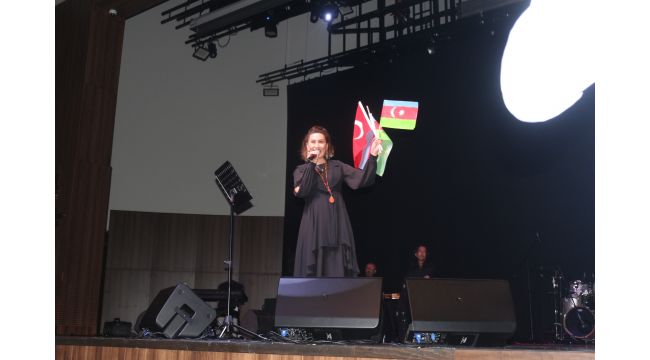 Karabağ hasretini türkülere döken Azerin'den duygulandıran sözler