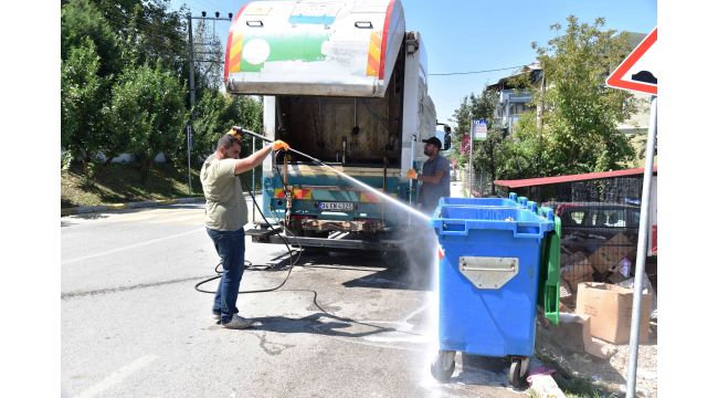 Kartepe’de çöp konteynerleri Covid-19’a karşı temizleniyor