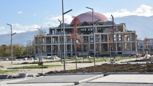 Kartepe Kent Meydanına 225 fidan dikildi