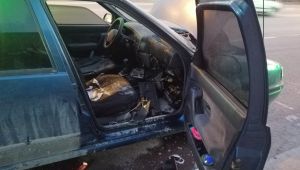Motoru tutuşan otomobil son anda söndürüldü
