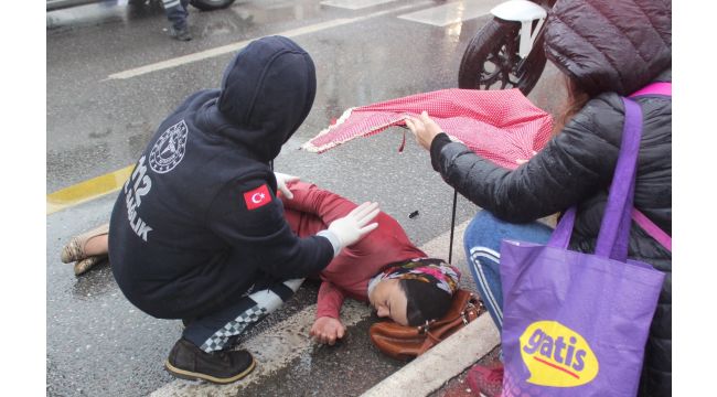 Motosikletin çarptığı yaya yaralandı