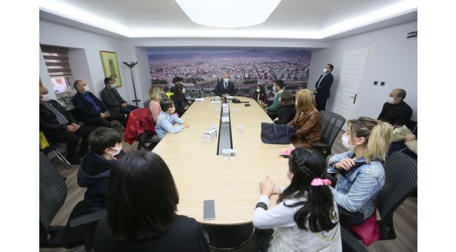 Öğrencilerin hediyeleri Başkan Aygün’den