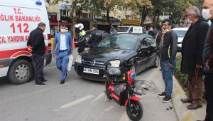 Otomobille çarpışan bisikletli şans eseri yara almadı