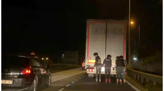 Darıca'da patenli gençler yürekleri ağza getirdi