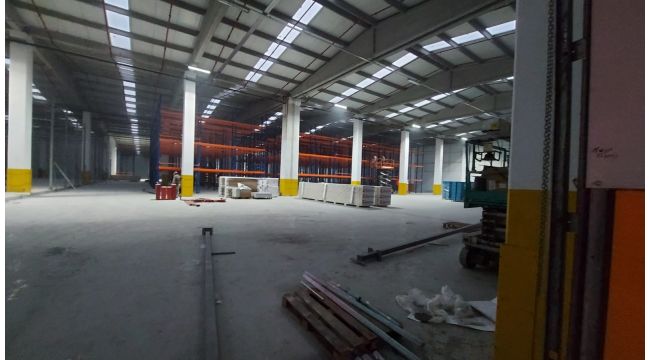 Ünlü alışveriş firmalarının deposunda çıkan yangın büyümeden söndürüldü