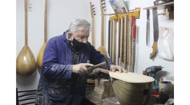 7 metrekare dükkanda 40 yıldır bağlama yapıyor