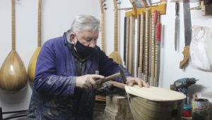 7 metrekare dükkanda 40 yıldır bağlama yapıyor