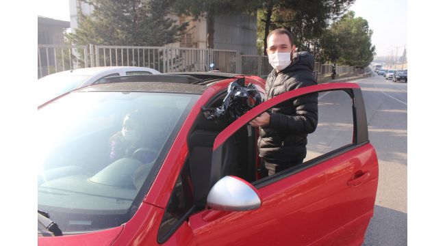 Aracını bağlatmamak için cam filmini elleriyle söktü