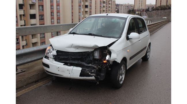 Bariyerlere çarpan otomobilin sürücüsü yaralandı