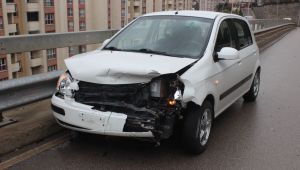 Bariyerlere çarpan otomobilin sürücüsü yaralandı