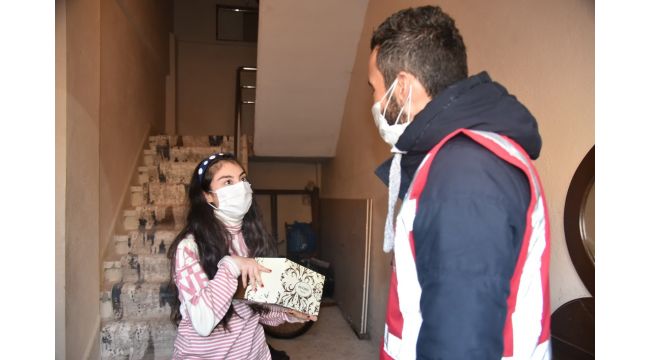 Başkan Hürriyet’ten özel çocuklara pasta sürprizi