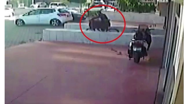 Bisikletiyle gelip bebek arabasını çaldı