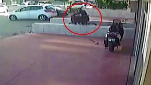 Bisikletiyle gelip bebek arabasını çaldı