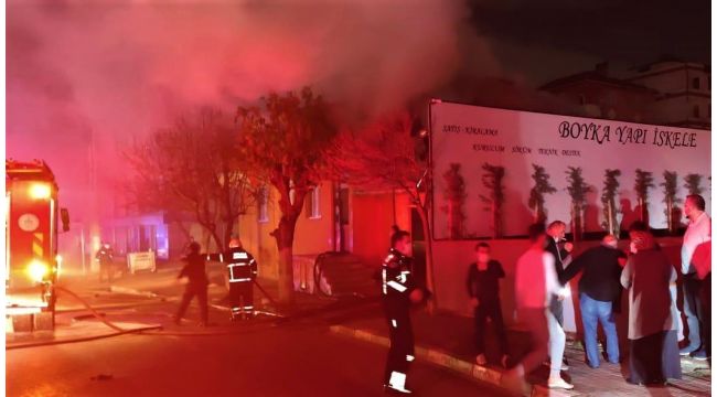 Çayırova’da evin çatısı alevlere teslim oldu