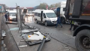 Dilovası'nda tır servis minibüsüne çarptı: 1 yaralı