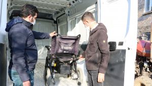 Engellilerin akülü sandalyelerini Büyükşehir tamir ediyor