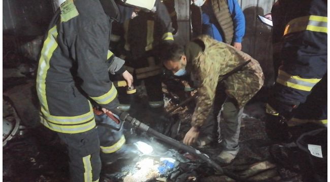 Evi yanan vatandaş, küllerin arasında paralarını aradı