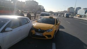 Gebze'de 3 araç birbirine girdi