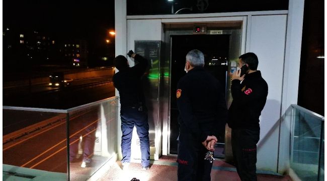 Gebze'de üst geçidin asansöründe mahsur kaldılar
