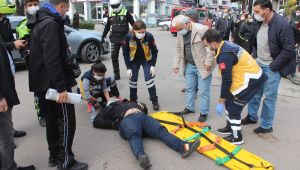 Hafif ticari araç ile çarpışan motosiklet sürücüsü yaralandı