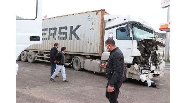 Işıklarda duran tıra arkadan gelen tır çarptı