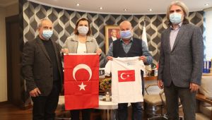 İzmit Belediyesi Güney Türkistan’a 2 bin adet Türk Bayrağı gönderdi
