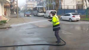 İzmit'te sokağa çıkma kısıtlamasında dezenfeksiyon çalışması yapılıyor