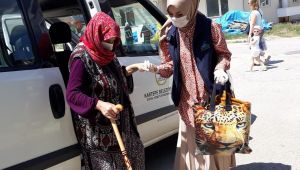 Kartepe’de evinden çıkamayan vatandaşların ihtiyaçlarına koşuluyor