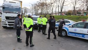 Kimliksiz ve alkollü şahıs polislere saldırdı