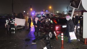 Kocaeli’de iki otomobil çarpıştı: 1’i ağır 3 yaralı