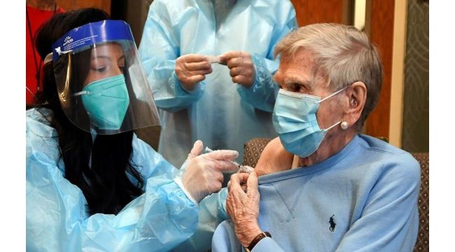 Korona virüs aşısını durdurdular! 4 sağlık çalışanı fenalaştı