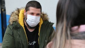 Korona virüse yakalanan kardeşi sokağa çıkınca polise şikayet etti