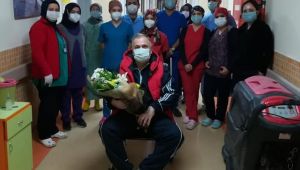 Koronayı yenen doktor alkışlarla taburcu edildi